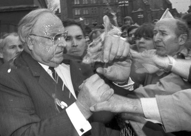 Nachdem er getroffen wurde, versucht K...enge ausfindig zu machen. (Archivbild)  | Foto: picture alliance / Peter Kneffel/dpa