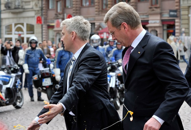 Wulff (r) ist nicht der Einzige, der im April 2011 getroffen wird. (Archivbild)  | Foto: picture alliance / Boris Roessler/dpa