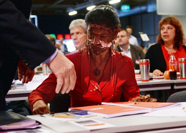 Wagenknecht wird von einer Sahnetorte mitten ins Gesicht getroffen. (Archivbild)  | Foto: picture alliance / Hendrik Schmidt/dpa-Zentralbild/dpa