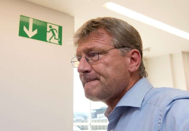 Der AfD-Mann wurde von einer tiefgefrorenen Torte getroffen. (Archivbild)  | Foto: picture alliance / dpa