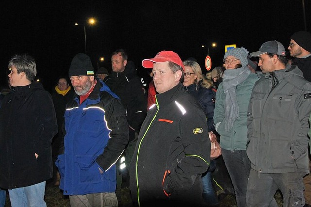 Etwa 100 Landwirte sind zur Mahnwache gekommen.  | Foto: Ralph Fautz