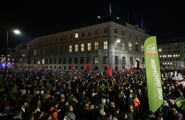 Tausende versammelten sich vor dem Kanzleramt.  | Foto: Helmut Fohringer/apa/dpa