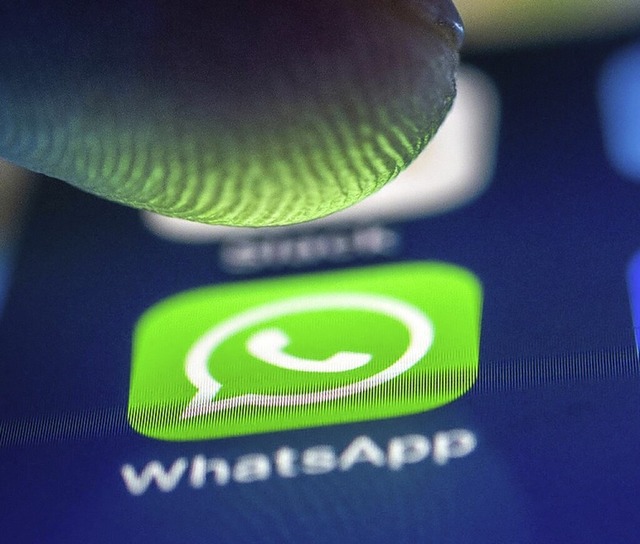 Die Beleidigung wurde auf WhatsApp  geuert.  | Foto: Zacharie Scheurer (dpa)