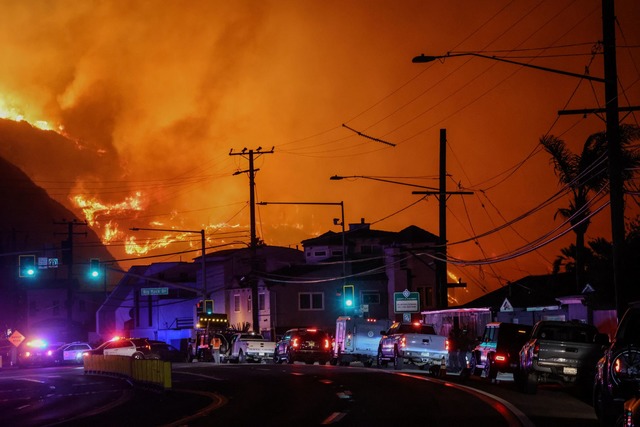 Starker Wind hat die Br&auml;nde rasant angefacht.  | Foto: Amy Katz/ZUMA Press Wire/dpa