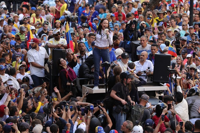 Venezuelas Oppositionsf&uuml;hrerin Ma...t und sp&auml;ter wieder freigekommen.  | Foto: Jesus Vargas/dpa