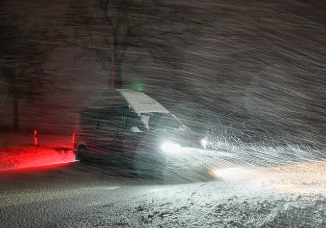 Im dichten Schneetreiben steht am Aben...r Allee im &ouml;stlichen Brandenburg.  | Foto: Patrick Pleul/dpa