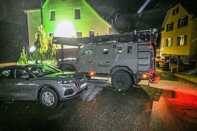 Die Polizei unterst&uuml;tzte eine Zwangsr&auml;umung.  | Foto: Uncredited/dpa