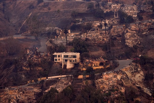 Die Verw&uuml;stung durch das Feuer is...ic Palisades von Los Angeles zu sehen.  | Foto: Mark J. Terrill/AP/dpa