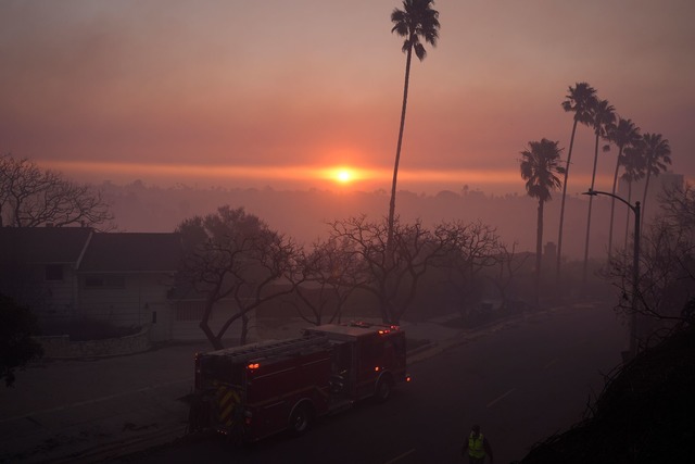 Ein Wagen der Feuerwehr im LA-Stadtteil Pacific Palisades am 9. Januar 2025.  | Foto: Damian Dovarganes/AP/dpa