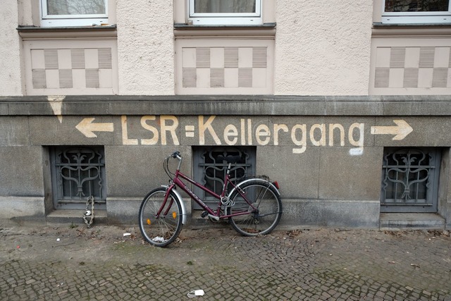 Der Schriftzug "LSR Kellergang" steht ...en H&auml;usern zu sehen. (Archivfoto)  | Foto: Sebastian Willnow/dpa-Zentralbild/dpa