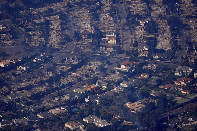 Die Verwstung durch das Palisades-Feu...ic Palisades von Los Angeles zu sehen.  | Foto: Mark J. Terrill (dpa)