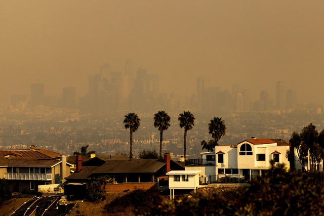 Die ganze Skyline von Los Angeles war von Rauch umgeben.  | Foto: Etienne Laurent/AP/dpa