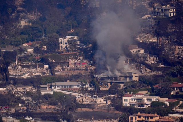 Etwa 10.000 H&auml;user sollen den Feuern schon zum Opfer gefallen sein.  | Foto: Mark J. Terrill/AP/dpa