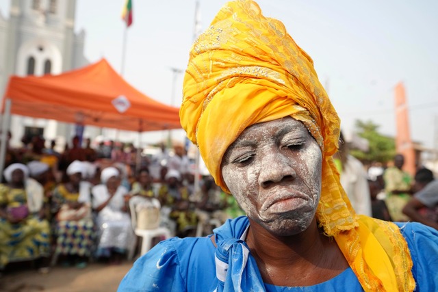 Voodoo lebt: Eine Voodoo-Anh&auml;nger...stivals in Benin im westlichen Afrika.  | Foto: Sunday Alamba/AP/dpa