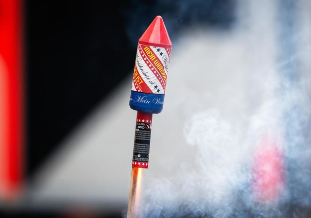 Eine Silvesterrakete ist in Freiburg v...re alten Frau explodiert. (Symbolbild)  | Foto: Soeren Stache (dpa)