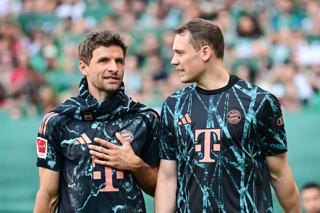 Thomas M&uuml;ller (l) und Manuel Neue...u&szlig;balljahr besondere Rollen ein.  | Foto: Sina Schuldt/dpa