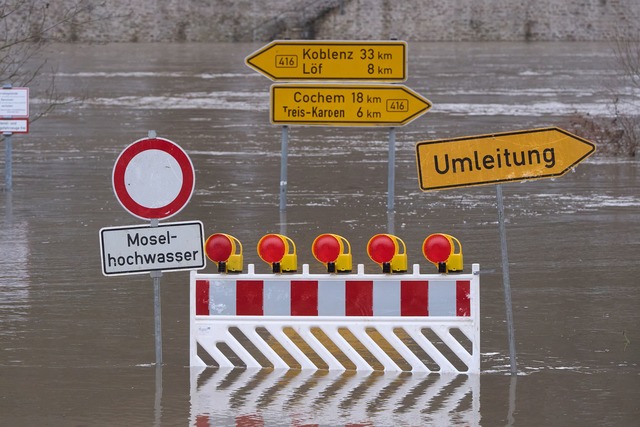 Nach dem Schnee kommt das Wasser: Es gibt wieder einmal Hochwasser an der Mosel.  | Foto: Thomas Frey/dpa