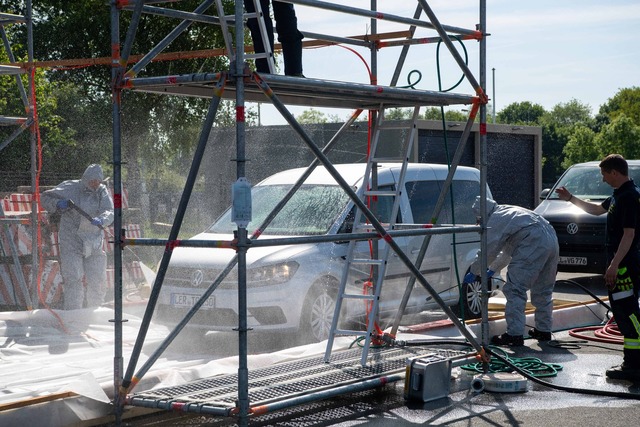 Auch &uuml;ber Fahrzeuge, Ger&auml;te,... Virus verbreitet werden. (Symbolbild)  | Foto: Melissa Erichsen/dpa