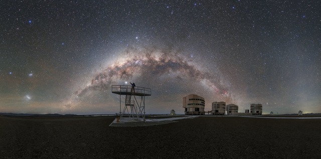 Lichtverschmutzung bedroht die Arbeit ...f dem chilenischen Berg Cerro Paranal.  | Foto: P. Hor&aacute;lek/European Southern Observatory/dpa