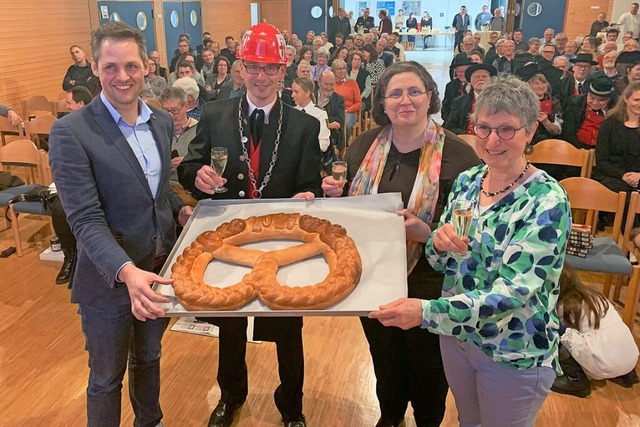 Von seinen Stellvertretern Johannes H...stehenden Bauvorhaben in der Gemeinde.  | Foto: Mario Schneberg