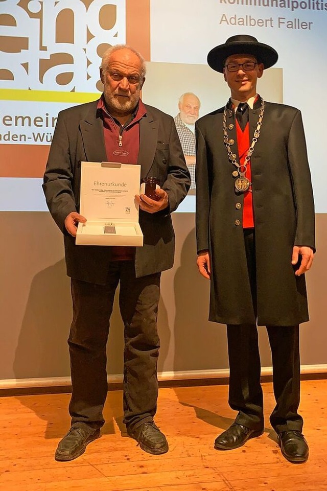 Brgermeister Helmut Mursa bergab Ada...unalpolitische Arbeit in der Gemeinde.  | Foto: Mario Schneberg