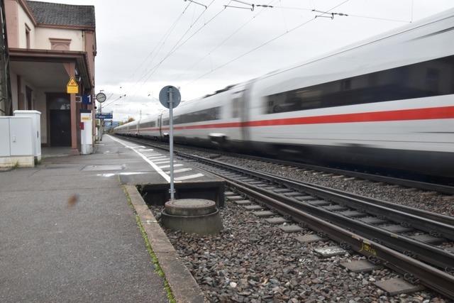 Mann bedrngt und beleidigt eine Frau am Bahnhof Denzlingen und im Zug