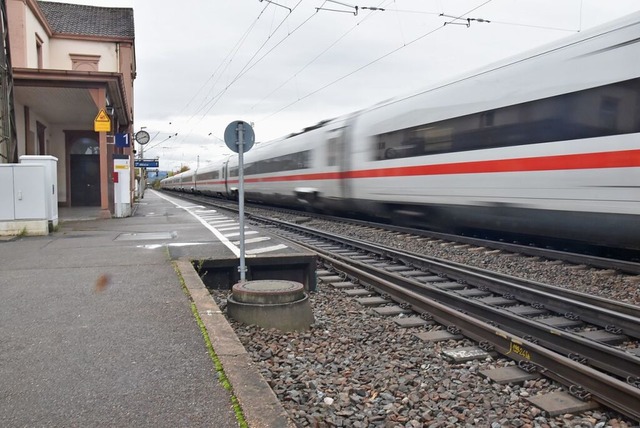 Auf dem Bahnhofsgelnde Denzlingen soll ein Mann eine 19-Jhrige bedrngt haben.  | Foto: Sebastian Krger