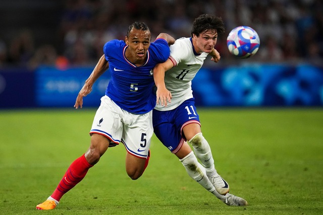 Kiliann Sildillia (l.) holte mit Frank... bei den Olympischen Spielen in Paris.  | Foto: Daniel Cole/AP/dpa