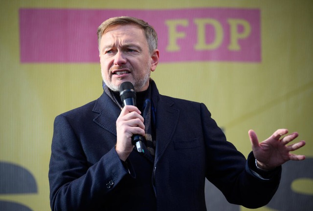 Christian Lindner tritt am 3. Februar ...ahlkampfveranstaltung in Freiburg auf.  | Foto: Bernd von Jutrczenka (dpa)