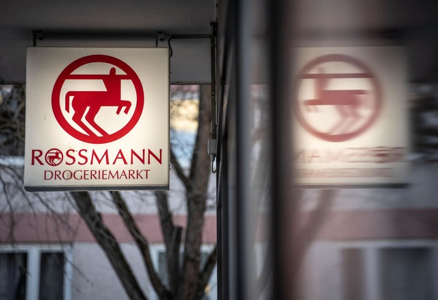 Die Drogeriemarktkette Rossmann hat im...elegt und einen Rekordumsatz verbucht.  | Foto: Frank Rumpenhorst (dpa)