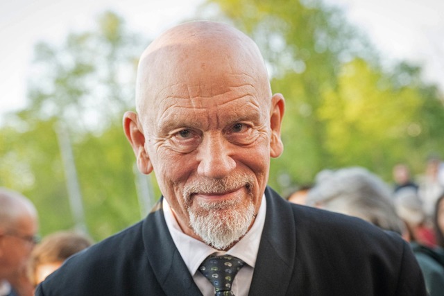 John Malkovich 2024 bei einem Termin in Bremen.  | Foto: Sina Schuldt/dpa