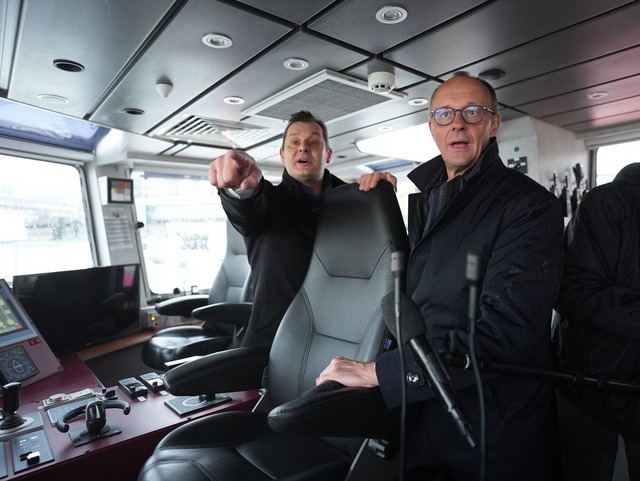 Unionskanzlerkandidat Friedrich Merz l...ots "Prag" den Hamburger Hafen zeigen.  | Foto: Marcus Brandt/dpa Pool/dpa