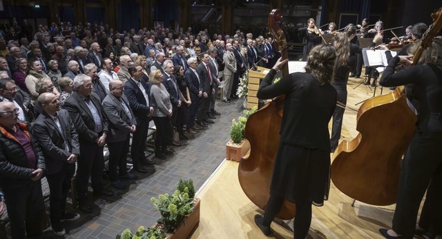 Traditioneller Abschluss des offiziell...Orchester der Stdtischen Musikschule.  | Foto: Volker Mnch