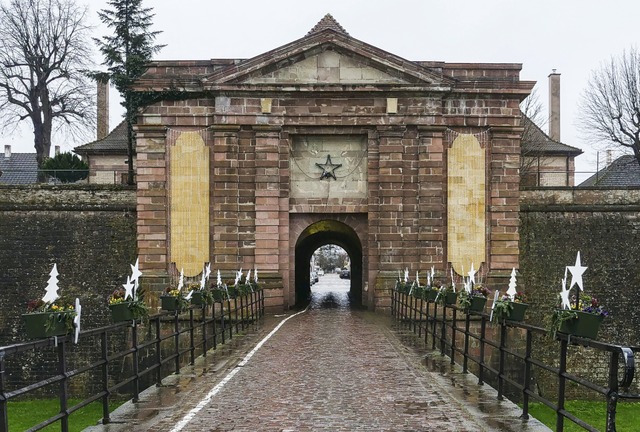 Die &#8222;Porte de Colmar&#8220; in N... ist es noch weihnachtlich geschmckt.  | Foto: Patrick Kerber