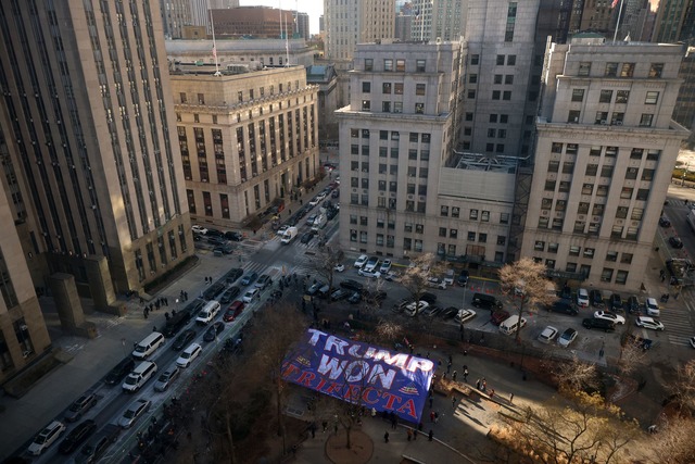 Unterst&uuml;tzer Trumps versammelten ... dem Gerichtsgeb&auml;ude in New York.  | Foto: Yuki Iwamura/FR171758 AP/AP/dpa