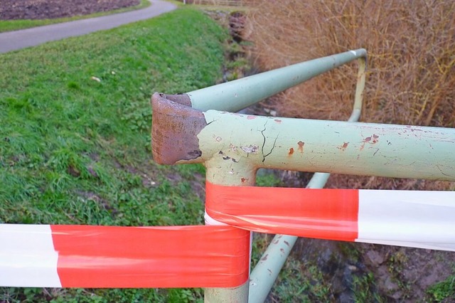 Das zerstrte Gelnder am Radweg unterhalb des Winklerbergs in Ihringen  | Foto: Dirk Sattelberger