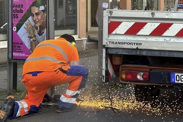 Stiebende Funken und vier abgesgte Bume