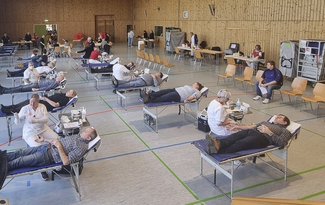 Zur Sonderblutspende in Knigschaffhausen kamen viele Erstspender.  | Foto: Harald Birmelin