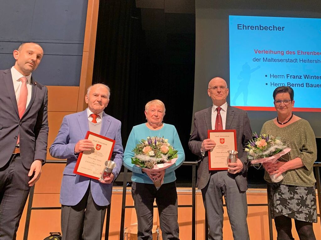 Brgermeister Christoph Zachow (von links) verlieh Franz Winter (mit seiner Frau Johanna) und Bernd Bauer (mit seiner Frau Barbara) den Ehrenbecher der Stadt fr ihr jahrzehntelanges Engagement bei Altenwerk und Kolpingsfamilie.