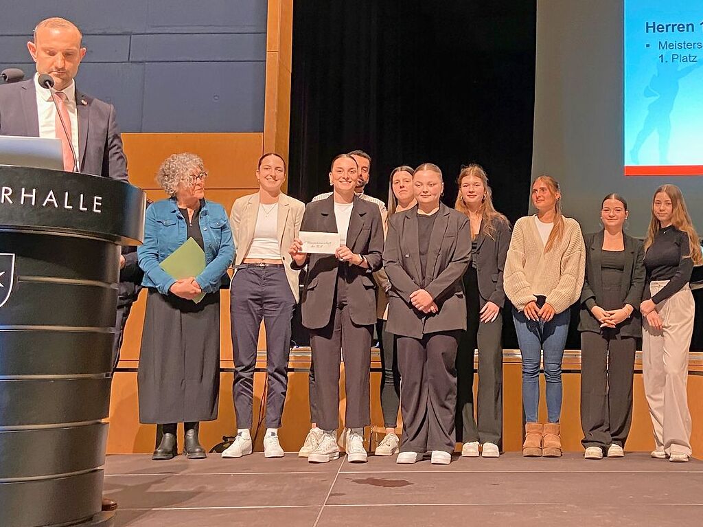 Das erste Frauenteam des FCH bei der Sportlerehrung, die einen Groteil des Neujahrsempfangs ausmacht. So erfhrt ein breites Publikum von den Leistungen.