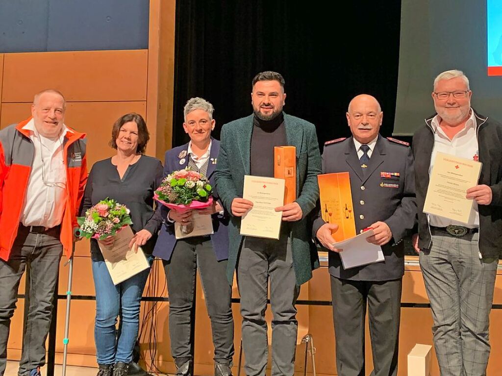 Christoph Rive (links) bedankte sich bei Blutspendern (von rechts): Ulrich Beha fr unglaubliche 150 Mal, Felix Hagenbach fr 75, Oguzhan tztrk (10), Nicole Schwab (25) und Martina Argenziano (10). Ted Mlter (10) und Ursula Dreyer (50) fehlten.