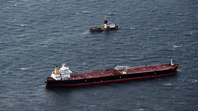 Blick auf den manvrierunfhigen ltan...te sicherten am Nachmittag das Schiff.  | Foto: Stefan Sauer (dpa)