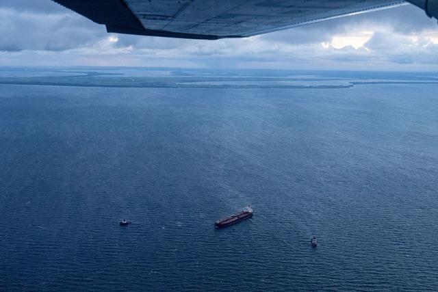 Sturm: Drei Schiffe sichern havarierten ltanker 