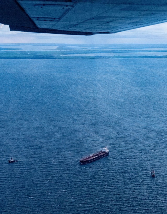 Die Lage am havarierten &Ouml;ltanker ...enteam wurden zu dem Tanker geschickt.  | Foto: Stefan Sauer/dpa