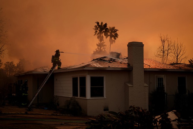 Im Dauereinsatz: Ein Feuerwehrmann ver... Flammen des "Eaton Fire" zu bewahren.  | Foto: Eric Thayer/AP/dpa