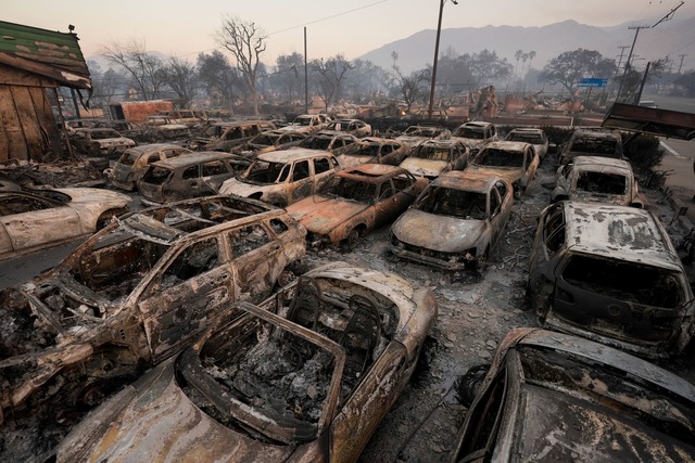 Das verkohlte Inventar eines Autoh&auml;ndlers in Altadena.  | Foto: Jae C. Hong/AP/dpa