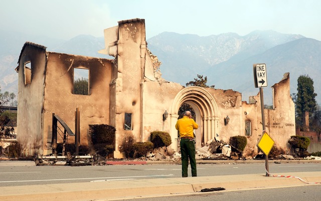 Die Ruinen der eine Kirche in Pasadena.  | Foto: Chris Pizzello/AP/dpa