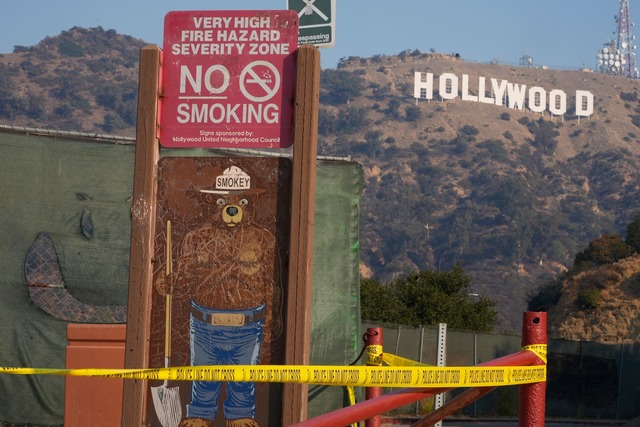 Smokey der B&auml;r ist in den USA sin...tet: "Only YOU can prevent wildfires!"  | Foto: Damian Dovarganes/AP/dpa