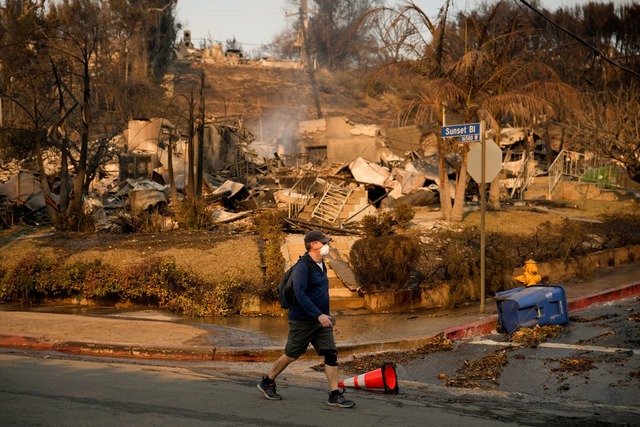 Die Zerst&ouml;rungen in Los Angeles sind gewaltig.  | Foto: John Locher/AP/dpa