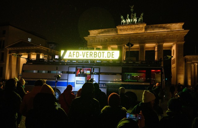 Orkan &Ouml;zdemir (SPD), Mitglied im ...dem Brandenburger Tor in Berlin-Mitte.  | Foto: Bernd von Jutrczenka/dpa